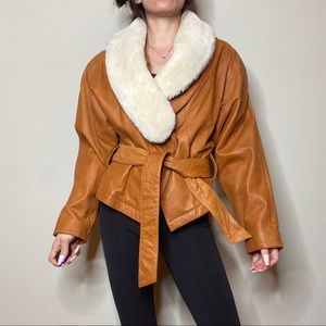 Vtg women’s leather jacket w/ fur collar sz xs